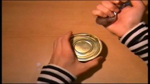 Как открыть консервную банку при помощи ложки