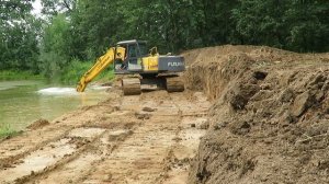 Экскаватор очищает пруд. LV .