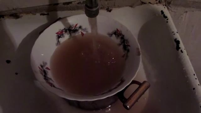 грязная вода -которую из трубы людям- сливают смотреть онлайн