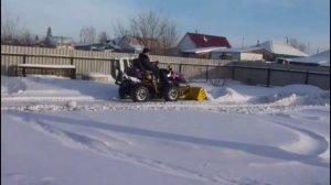 Работа переднего ковша на минитракторе