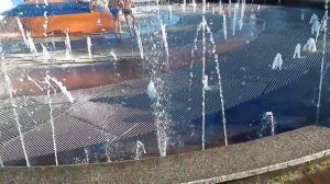 дети купаются в фонтане