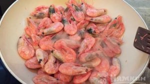 Жареные креветки с чесноком и лимоном