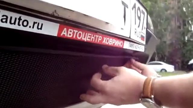 Установка защитной сетки радиатора на Renault Duster black с вырезом под ДХО смотреть онлайн