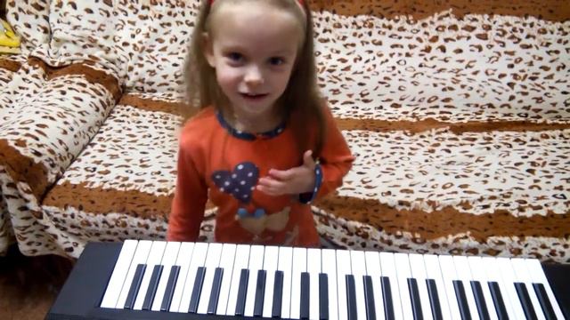 дети играют на пианино. Ярослава путается в нотках, но сама это исправляет ))) смотреть онлайн