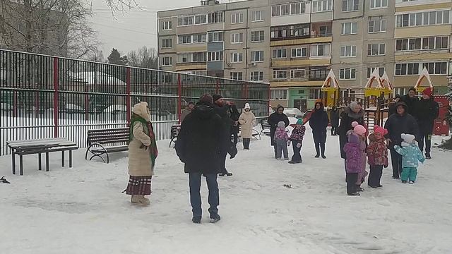 03.01.2023 Выступление на праздничной ёлке в посёлке "Ильинский". Песня: Э.Хиль - Потолок ледяной. смотреть онлайн