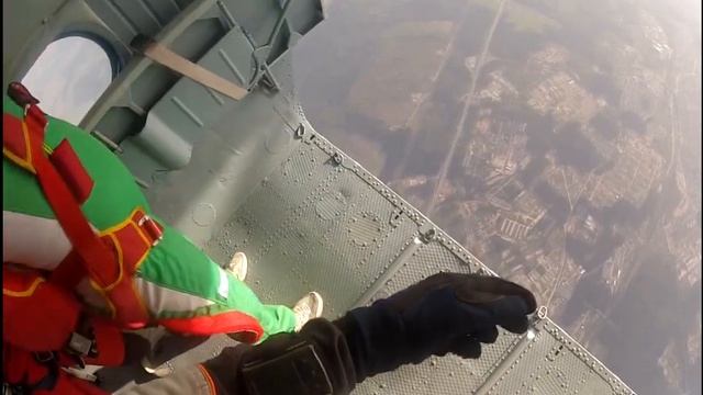 Воздушная групповая акробатика.