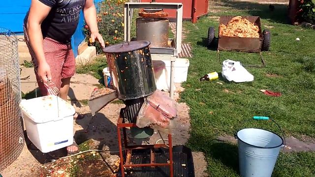 Приготовление яблочного сока с помощью пресса смотреть онлайн