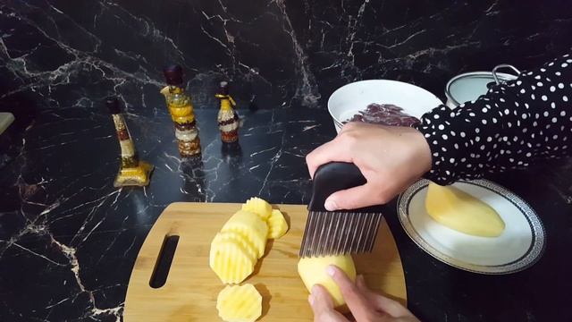 Сочная,мягкая говяжья печень с отварным картофелем.Это надо обязательно приготовить.