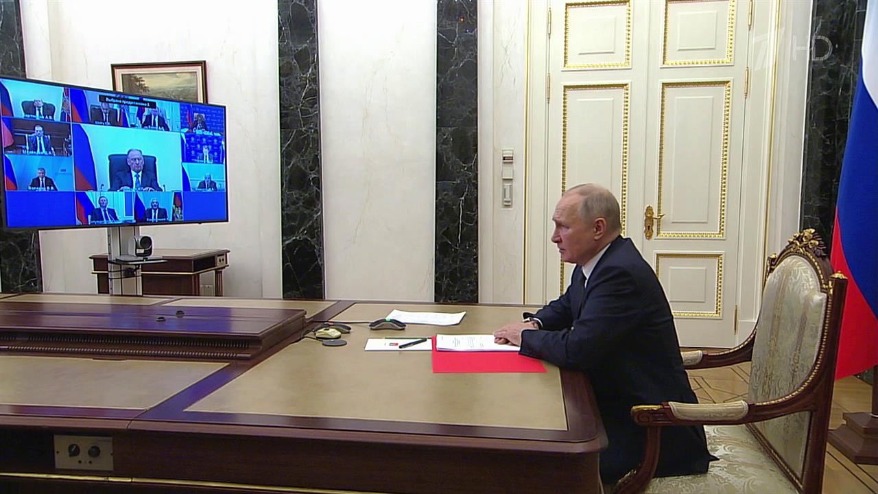 Владимир Путин проводит оперативное совещание с постоянными участниками Совбеза РФ