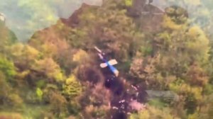 Кадры обломков вертолета президента Ирана.
Обломки вертолета были обнаружены командой спасателей !!!