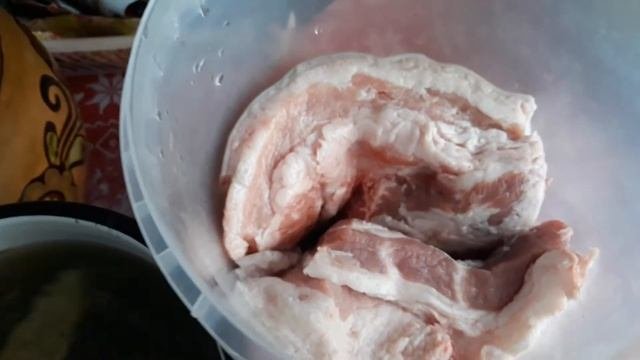 Засолить сало,мясо,щековину,подчеревину.Мокрый способ.