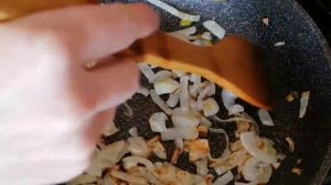 Салат с  КУРИНОЙ ГРУДКОЙ, жареным ЛУКОМ, яйцо ПАЛЬЧИКИ ОБЛИЖЕШЬ!