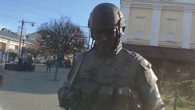 КРЫМ. СИМФЕРОПОЛЬ. ПАМЯТНИК ВЕЖЛИВЫМ ЛЮДЯМ У ГОРОДСКОГО СОВЕТА И ПОТРЯСАЮЩАЯ МУЗЫКА НА УЛИЦЕ МАРКСА