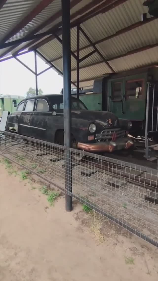 Автомобиль ЗИМ на железнодорожном ходу. смотреть онлайн