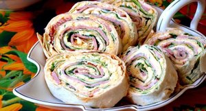 Куриный рулет из лаваша с сыром и зеленью
