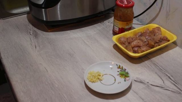 Капуста тушёная, с куриным филе. смотреть онлайн