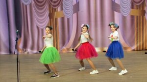 Приглашает Петрушка"Песенка про сапожника"
Музыка - Давида Тухманова,
Слова - Владимира Харитонова