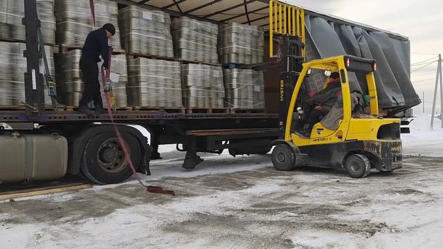 грузим шпагат сеновязальный со склада УралПлита #уралплита #шпагат #погрузчик #екатеринбург #работа смотреть онлайн