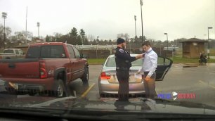 Полицейский помог нарушителю завязать галстук