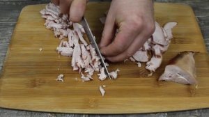 Салат с копченой грудкой и яичным блином. Новогодний салат