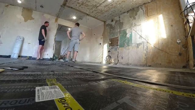 СТЯЖКА ПОЛА ИЗ ПЕСКОБЕТОНА C ЗВУКО-ГИДРОИЗОЛЯЦИЕЙ ШУМАНЕТ-100 СВОИМИ РУКАМИ! Ремонт #11 смотреть онлайн