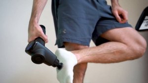 Проработка икроножных мышц и стоп при помощи перкуссионного массажного пистолета BODYGUN