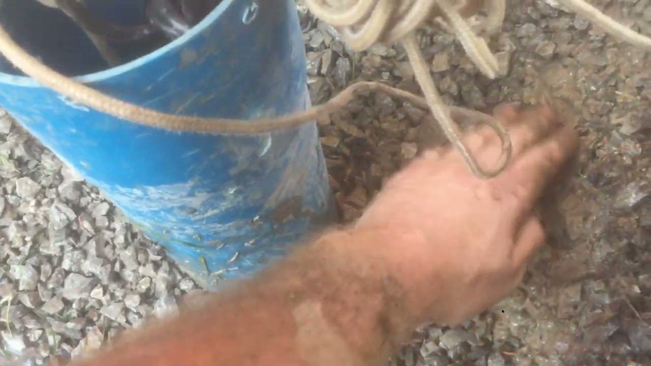 Омск. Обсыпка водяной скважины щебнем, установка трубы. смотреть онлайн