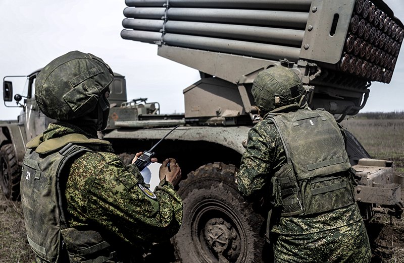 Российские военные бьют из "Градов" по боевикам на краснолиманском направлении / События на ТВЦ