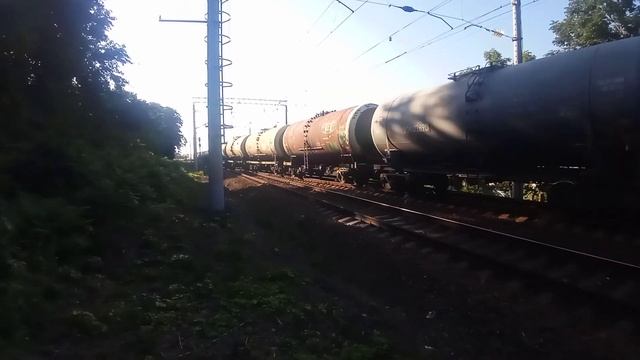 Электровоз 3ЭС5К-771 "Ермак" с грузовым поездом следует по неправильному пути по вечернему Транссиб смотреть онлайн