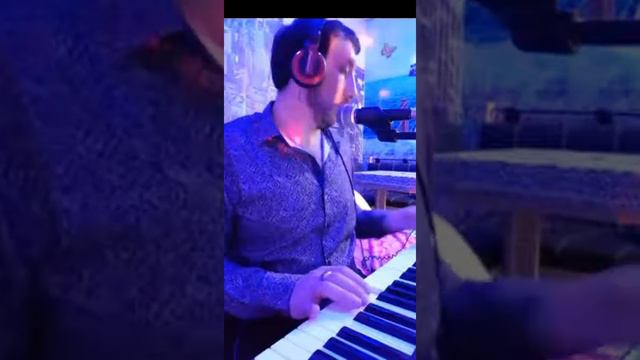 Красиво играет и поет смотреть онлайн