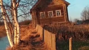 дом упал в воду
