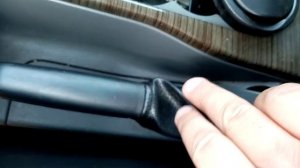 Форд фокус 2. Подтягиваем ручной тормоз.