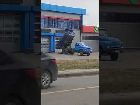 В Кинешме кто-то свалил кучу навоза на порог магазина