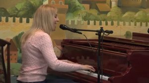 "Замети мою память, белая вьюга", стихи и музыка Татьяны Ситниковой (за роялем автор)