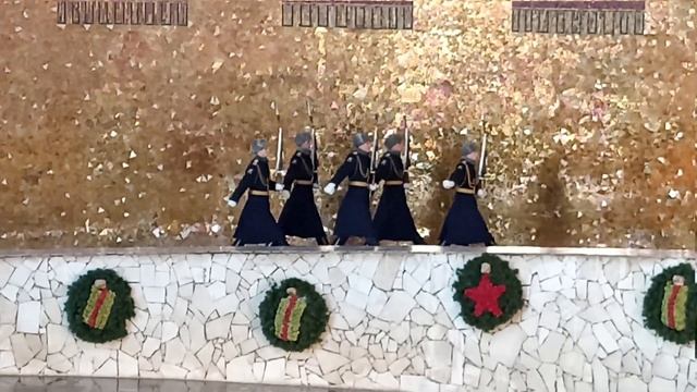 Смена Почётного Караула в Пантеоне Славы Мамаев Курган, Волгоград, 17 февраля 2023 года, 16:00 часо смотреть онлайн