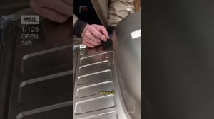 Делаем технологическое отверстие в нержавеющей мойке высекателем.