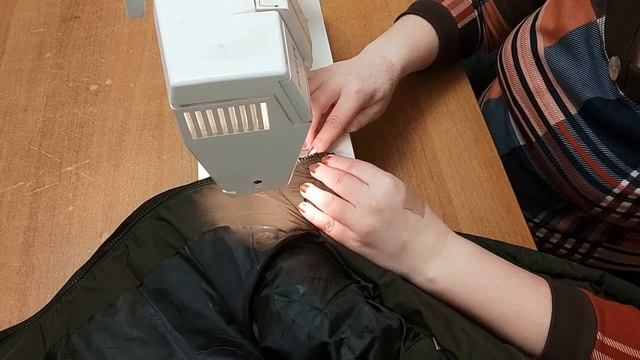 Как просто заменить молнию на куртке, не выпарывая старую... смотреть онлайн