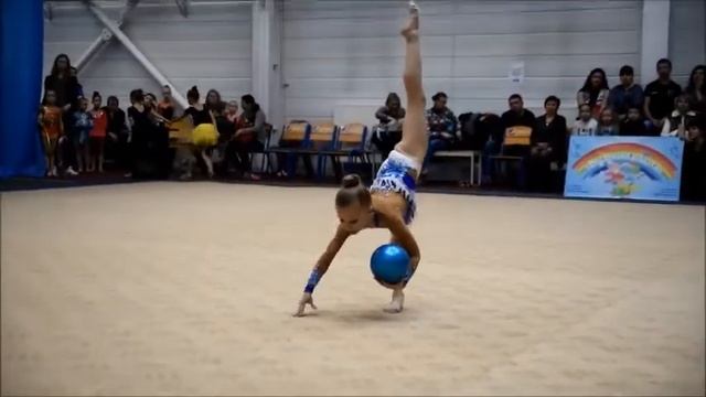 МОЁ ПЕРВОЕ ВЫСТУПЛЕНИЕ С МЯЧОМ/ХУДОЖЕСТВЕННАЯ ГИМНАСТИКА смотреть онлайн