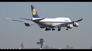 Красочная летняя посадка больших пассажирских самолетов в сильный ветер в аэропорту Франкфурт