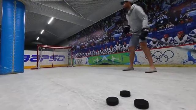 Зарипов открыл бутылку воды броском шайбы 😱 смотреть онлайн