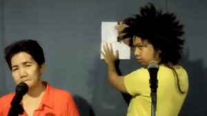 Сын и мать красиво поют