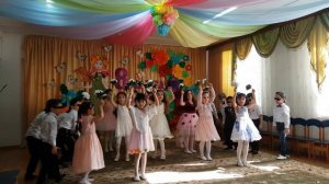 вход на утренник 8 марта ( подготов. группа)