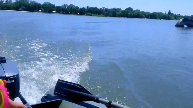 Девочка на моторной лодке смотреть онлайн