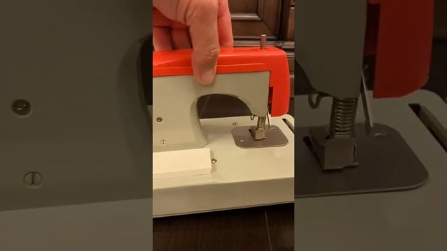 Детская швейная машинка СССР «Дніпряночка» Запорожье смотреть онлайн