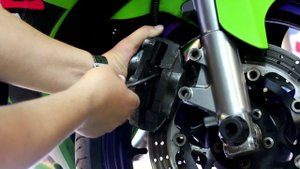 замена передних колодок на мото kawasaki ninja zx-6r