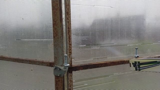 Демонтаж автопроветривания в теплице. I'm disassembling the thermal drive in the greenhouse.
