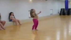 Обворожительный танец живота   в исполнении маленькой девочки! Charming belly dance little girl!