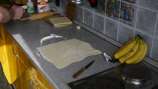 Пирожки с бананом из слоеного теста, быстрого приготовления. Рецепт.