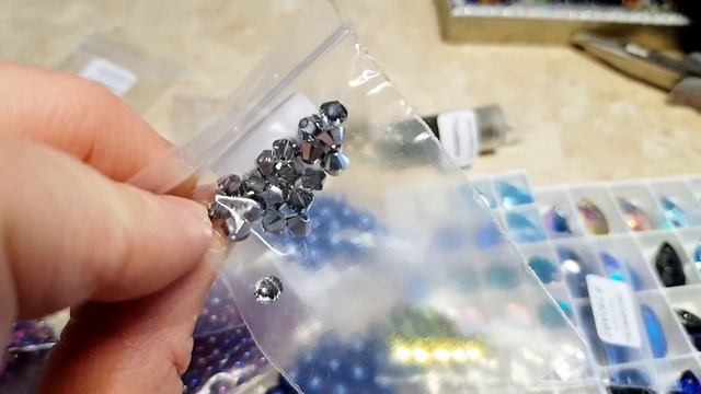 Колье из проволоки бархата и кристаллов Swarovski. Работа на конкурс.