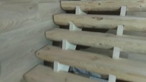 ступенька из полу бревна
